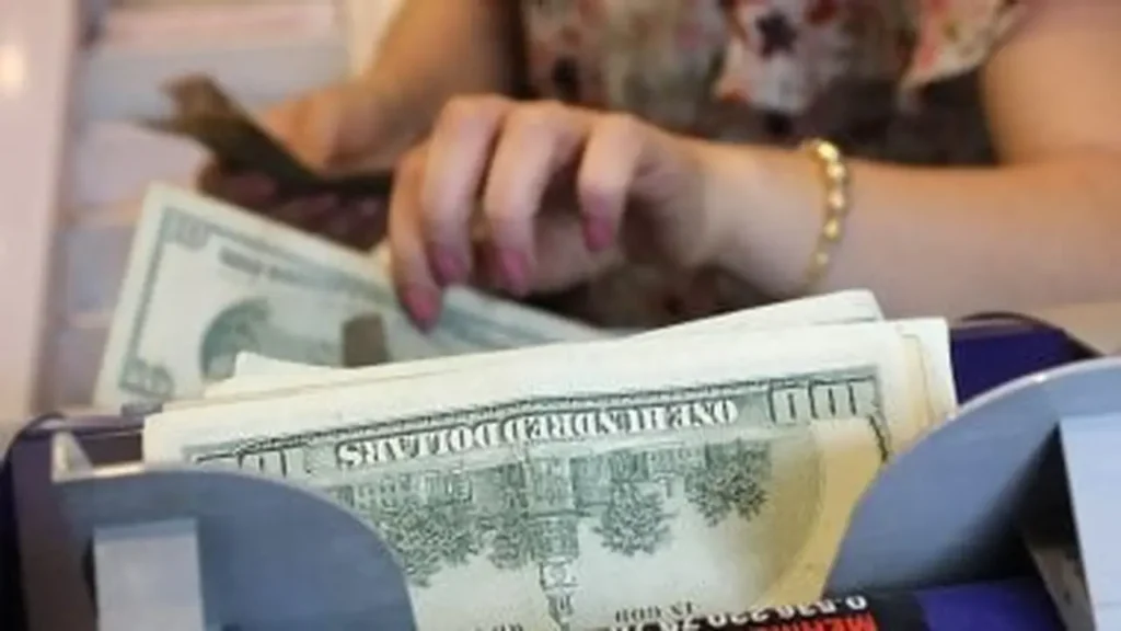 سعر الدولار مقابل الجنيه في البنك المركزي المصري عند 52.31 للشراء